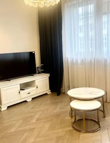 B&w Luxurious In The Heart Of