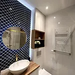 B&w Luxurious In The Heart Of *